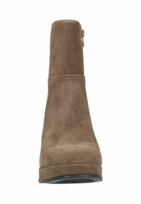 Bottes chelsea en cuir suédé marron avec un talon bloc haut et une fermeture éclair sur le côté. Texture lisse et bout rond avec une plateforme subtile.