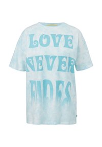 Lichtblauwe tie-dye t-shirt met grote tekst die "LOVE NEVER FADES" zegt in een vet, speels lettertype. Korte mouwen en een ontspannen pasvorm.