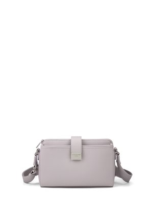 Borsa a tracolla in pelle grigio chiaro con tracolla regolabile, tasca frontale e fibbia argentata con logo del marchio su uno sfondo bianco uniforme.