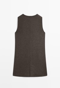 Bezramenné šedé vlněné šaty s kulatým výstřihem a zadním zipem, vystavené na bílém pozadí.