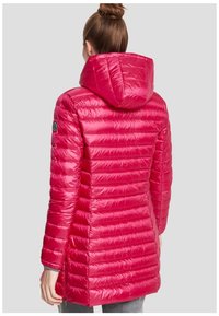 Gevoerde parka in felroze, met een capuchon, verticale doorgestikte patronen en een gladde, glanzende textuur. Voorzien van een logo op de schouder.