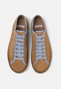 Pari ruskeita mokkanahkakenkiä vaaleansinisillä nauhoilla ja reunuksilla, yläkuva, Camper-logo näkyvissä sisäpohjissa.