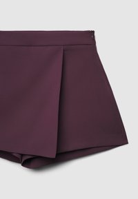 Pantaloni corti di un viola scuro con una texture liscia, caratterizzati da un design plissettato davanti e una cerniera nascosta sul retro.