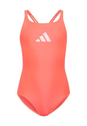 Costume intero corallo con doppi spallacci e logo Adidas bianco sul petto su sfondo bianco.