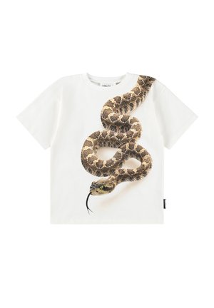 Witte katoenen t-shirt met een realistische afbeelding van een opgerolde slang met een gemarmerde huid en levendig groene ogen, gecentreerd op de voorkant.