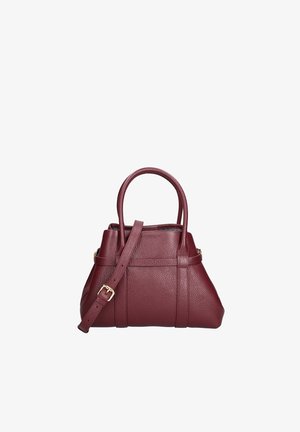 Bordeauxrode handtas van getextureerd leer met twee afgeronde handvatten en een verstelbare riem met gouden gesp, op een witte achtergrond.