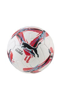 Puma futbols ar baltu virsmu, uz kuras ir sarkani un zili abstrakti raksti, teksturēti heksagonāli paneļi un El Clásico zīmols.