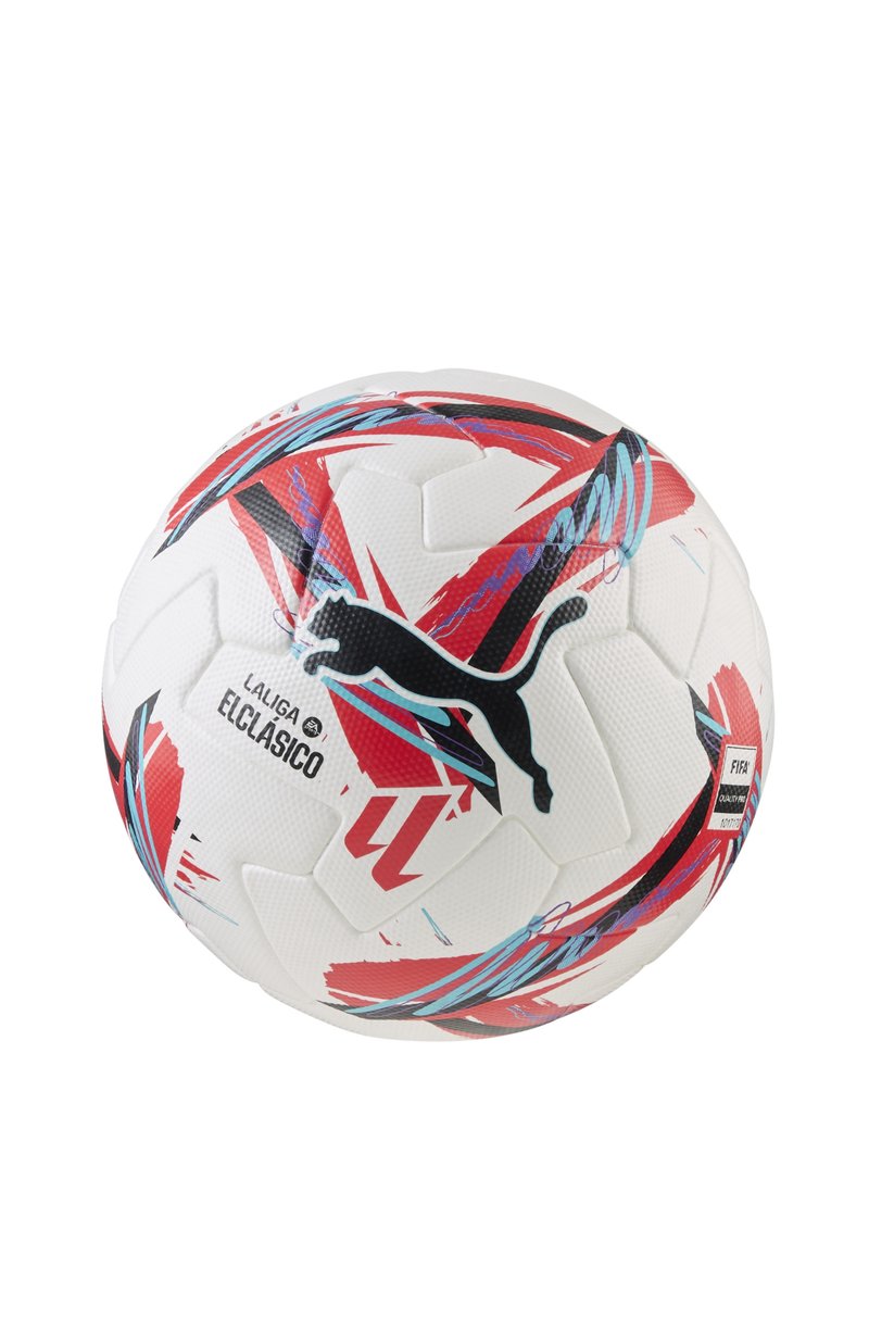 Puma futbols ar baltu virsmu, uz kuras ir sarkani un zili abstrakti raksti, teksturēti heksagonāli paneļi un El Clásico zīmols.