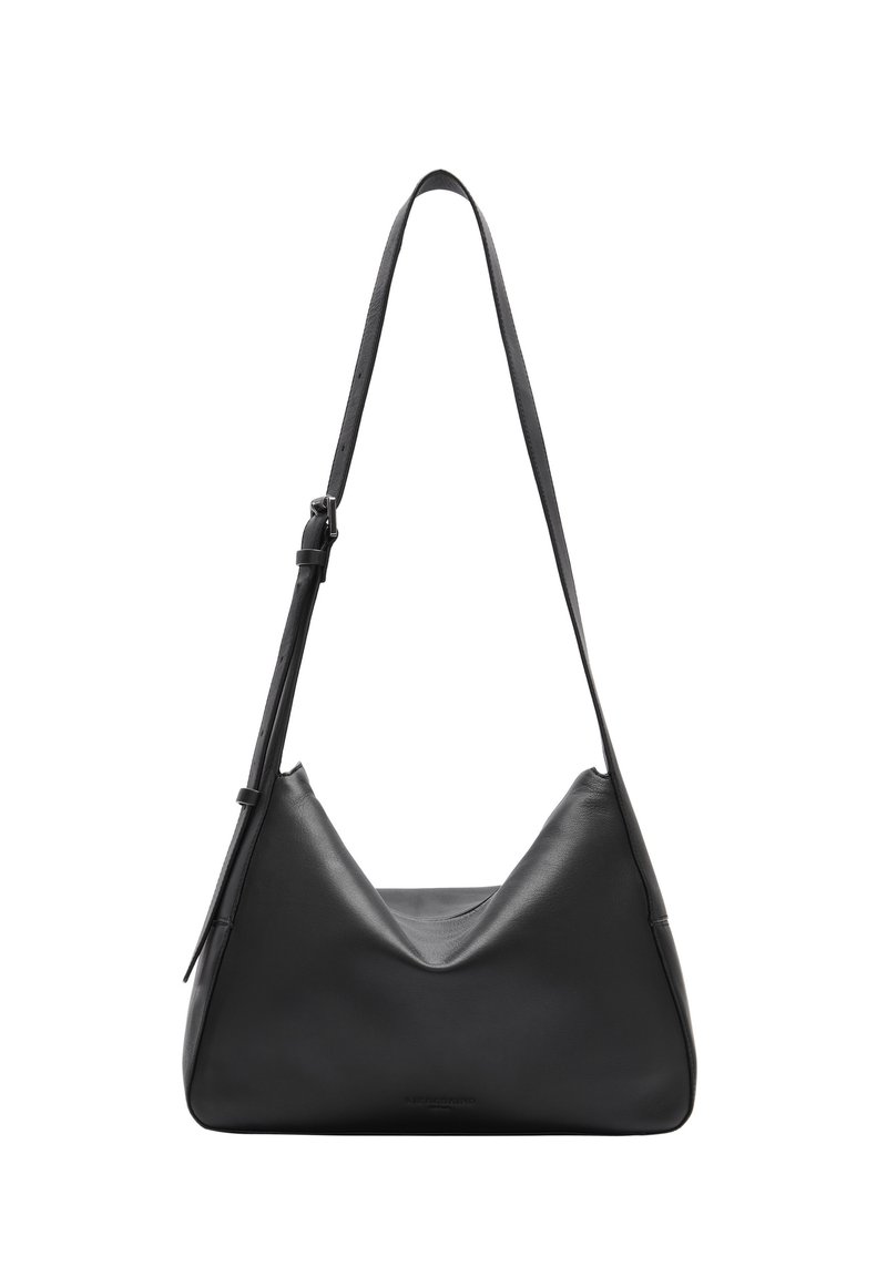 Borsa a spalla in pelle nera con design a forma di V, tracolla regolabile, superficie liscia e un'estetica minimalista.