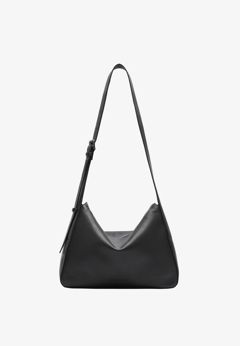 Borsa a spalla in pelle nera con design a forma di V, tracolla regolabile, superficie liscia e un'estetica minimalista.