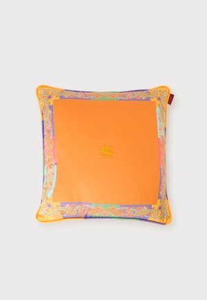Quadratisches Kissen mit leuchtend orangefarbenem Zentrum und mehrfarbigem Paisley-Muster am Rand auf schlichtem Hintergrund.
