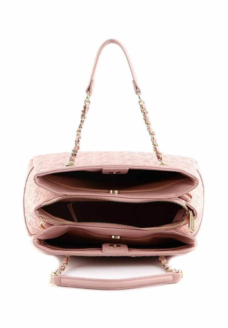 Bolso de mano texturizado en color rosa con dos compartimentos principales y un bolsillo con cremallera. Cuenta con una correa de cadena y un cuerpo liso y estructurado.