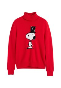 Rode trui met een hoge hals, met een gebreid Snoopy ontwerp in zwart-wit, die een hoge hoed en vlinderdas draagt. Zachte textuur.