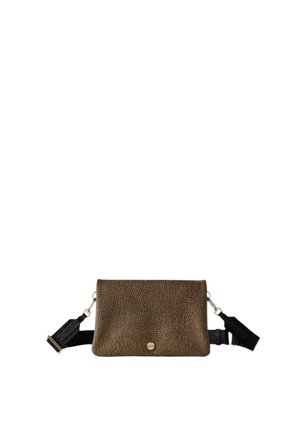 Sac bandoulière rectangulaire marron texturé avec une sangle noire réglable et une petite boucle circulaire dorée sur le devant.