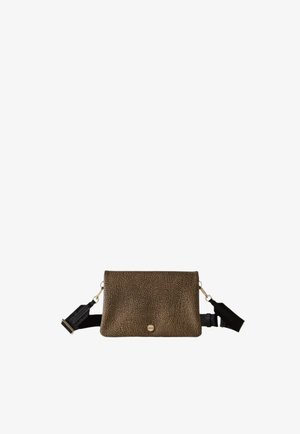 Brun tekstureret rektangulær crossbody taske med sort justerbar rem og lille guld cirkulær lukning foran.