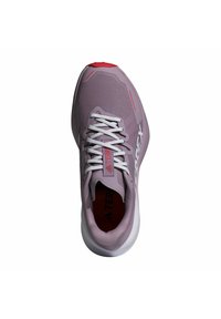 Scarpa sportiva di colore viola chiaro con una tomaia in rete, lacci bianchi, dettagli rossi e una suola bianca spessa. Caratterizzata da un logo sul lato.
