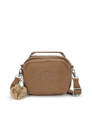 Sac crossbody en nylon marron avec une surface texturée, fermeture éclair, poignée supérieure, sangle ajustable et un porte-clés en forme de singe en fourrure.