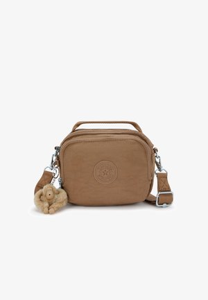 Bruine nylon schoudertas met een gestructureerd oppervlak, ritsluiting, bovenhandvat, verstelbare schouderriem en een sleutelhanger met een pluizige aap ornament.
