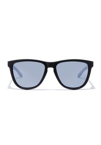 Occhiali da sole neri in plastica con un design elegante e angolare e lenti grigie. La montatura è opaca e priva di loghi o dettagli visibili.