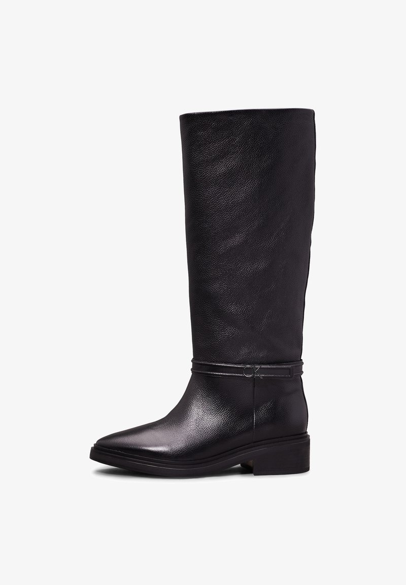 Knee-high zwarte leren laarzen met een gestructureerde afwerking, vierkante neus, bescheiden hak en een decoratieve band met metalen hardware.