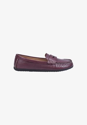 Mocassin en cuir bordeaux avec semelle noire et couture blanche détaillée le long des coutures, vu de côté.