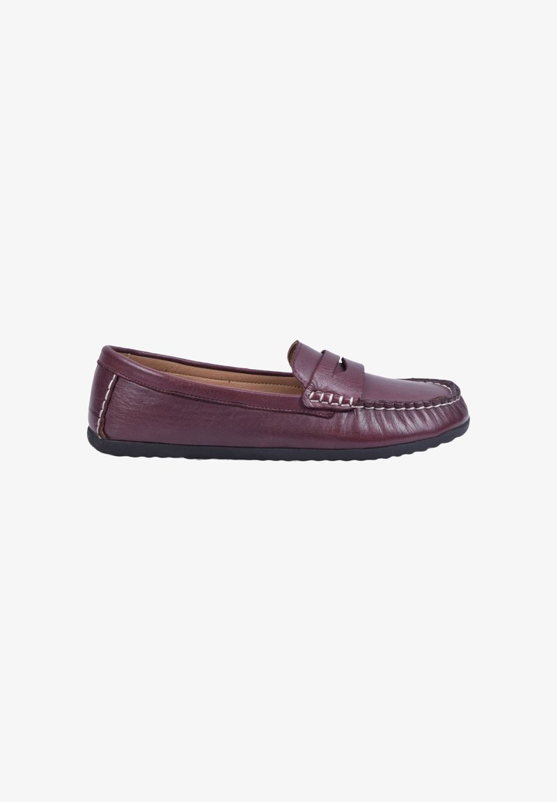 Mocassin en cuir bordeaux avec semelle noire et couture blanche détaillée le long des coutures, vu de côté.