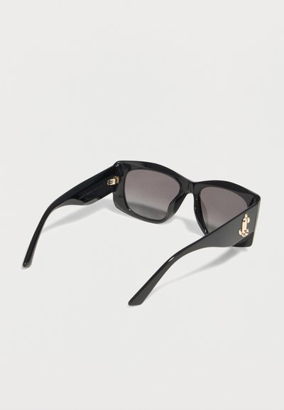 Μαύρα ορθογώνια γυαλιά ηλίου με σκούρους φακούς και χρυσά στοιχεία στις μεντεσέδες, εμφανιζόμενα από οπίσθια γωνία σε λευκό φόντο.