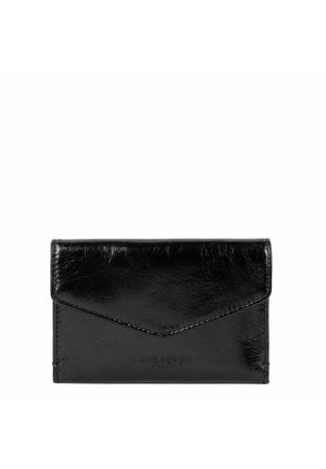 Porte-cartes en cuir noir avec une finition texturée, présentant un rabat style enveloppe et un nom de marque embossé en bas.