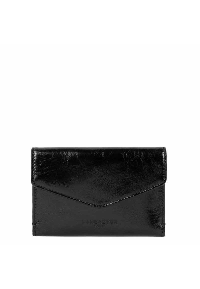 Portafoglio in pelle nera con finitura testurizzata, dotato di una patta in stile busta e nome del marchio in rilievo nella parte inferiore.