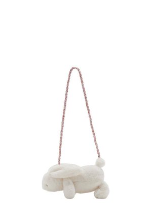 Sac en forme de lapin blanc en peluche avec une bandoulière tressée multicolore, un corps arrondi, des oreilles tombantes et une petite queue. Texture douce et design simple.