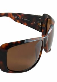 Brūnganains saulesbrilles ar bruņurupuču raksta ietvaru, plastmasas rāmi un metāla eņģu detaļām. Apaļi stūri un taisni kājiņas.