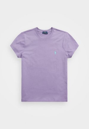 T-shirt lavande à manches courtes et col rond avec petit logo brodé turquoise Polo Ralph Lauren sur le côté gauche de la poitrine.