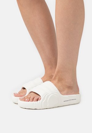 ADILETTE 22  - Badesandaler - off white/core black