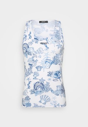 Débardeur blanc avec des motifs marins bleus, présentant des coquillages et des créatures marines. Fabriqué en tissu extensible, il a un col rond et un logo Versace.