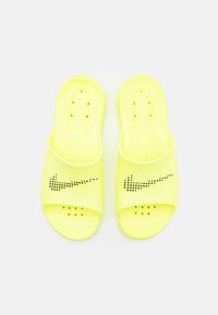 Nike Sportswear VICTORI ONE SLIDE - Chinelos de piscina - volt/black