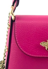 Roze leren handtas met een gestructureerde afwerking, afgeronde flap, gouden bijaccent en gouden schouderriem, die een levendige kleur en gedetailleerd ontwerp tentoonstelt.