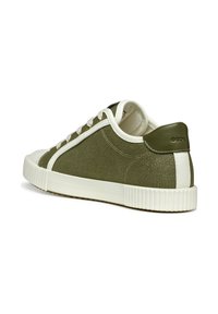 Zapatillas de lona verde oliva con suela de goma blanca, con costuras en contraste, puntera redonda y una etiqueta de marca en el talón.