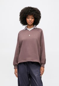 Καφέ φούτερ με γιακά, μακριά μανίκια και λογότυπο στο κέντρο. Διαθέτει χαλαρή εφαρμογή και απαλή υφή.