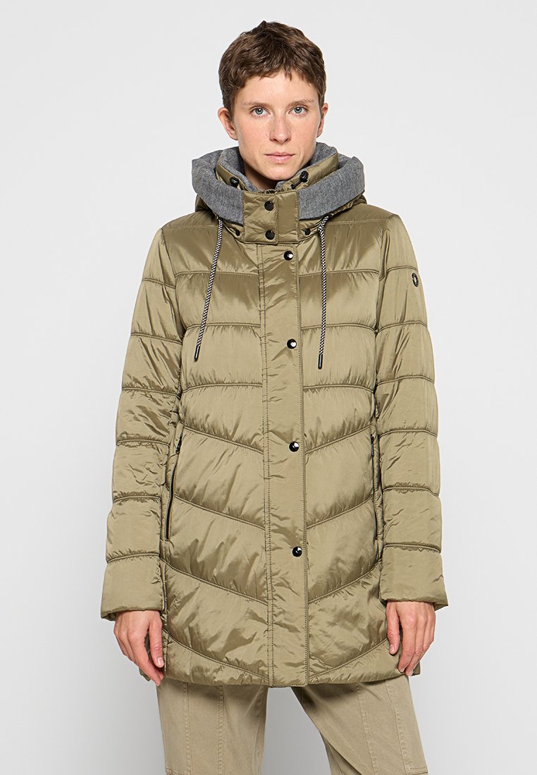 Cappotto puffer verde oliva con cappuccio foderato in fleece grigio, bottoni neri e motivo a rombi diagonale. Caratterizzato da cordini e due tasche laterali.
