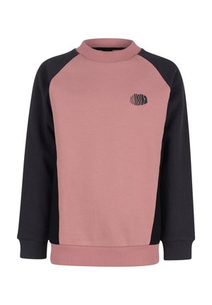 Sudadera rosa y negra con cuello redondo; presenta mangas raglán, un pequeño logo en el pecho y puños y dobladillo acanalados.