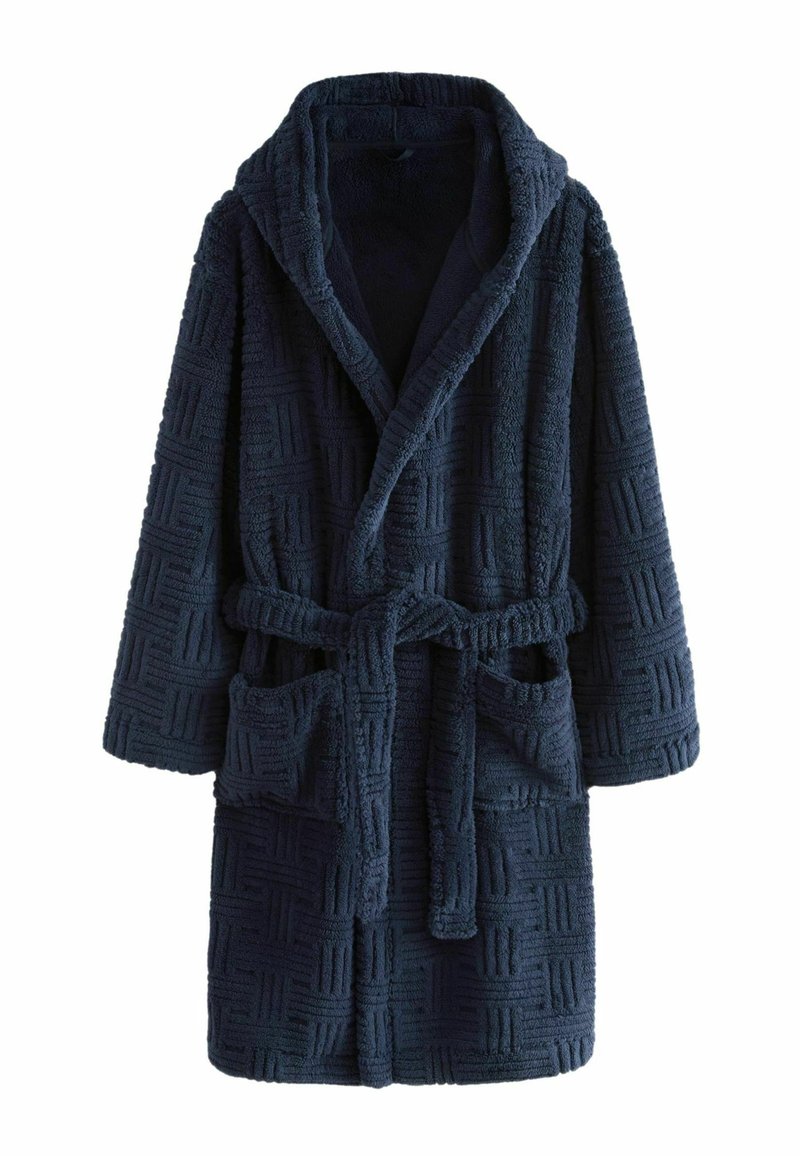 Granatowy, teksturowany szlafrok wykonany z miękkiego, puszystego materiału; posiada kaptur, pasek do wiązania oraz dwie przednie kieszenie w wzór w kratkę.