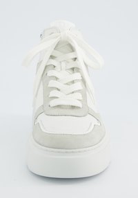 Baskets blanches avec des accents en suède gris, bout rond, semelle blanche épaisse et lacets plats. Présente un design montante et une finition texturée.