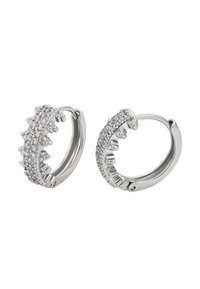 Sølv hoop øreringe med en tekstureret design, hvor klare krystaller er indlagt foran og glat metal bagpå.