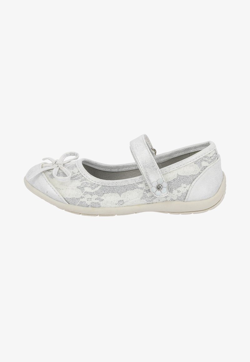 Weiße Ballerinas mit einer Spitzenüberlage, einem metallischen Riemen, einer Schleifenapplikation an der Spitze und einer strukturierten Sohle für besseren Halt. Floraler Akzent am Riemen.