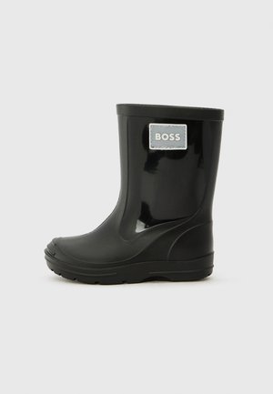 Mustad musta kummist ankle boot, millel on läikiv viimistlus, esiküljel on ristkülikukujuline hõbedane "BOSS" logo silt ja tekstureeritud tallad.