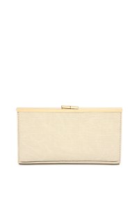 Clutch in pelle beige con stampa a coccodrillo, dotato di una cornice e chiusura in metallo dorato. Forma rettangolare con texture liscia.