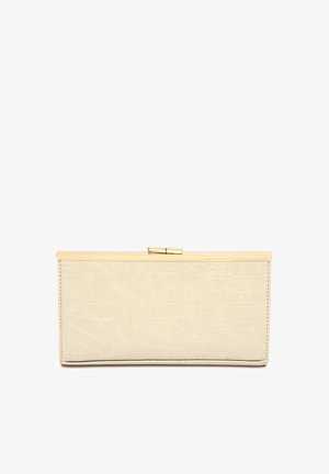 Krokodillepræget beige læderclutch med metalramme og låsemekanisme i guldfarve. Rektangulær form med glat tekstur.