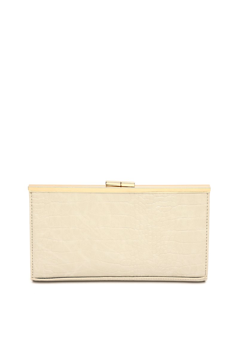 Clutch in pelle beige con stampa a coccodrillo, dotato di una cornice e chiusura in metallo dorato. Forma rettangolare con texture liscia.