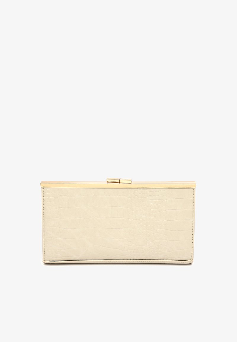 Clutch in pelle beige con stampa a coccodrillo, dotato di una cornice e chiusura in metallo dorato. Forma rettangolare con texture liscia.