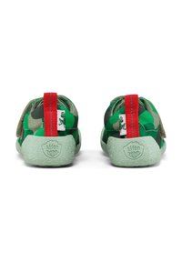 Scarpe in tessuto a camouflage verde con suola in gomma leggera verde chiaro texture, dotate di un gancio rosso sul tallone per facilitarne indossarle.